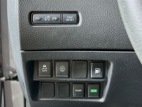 Used 2020 Nissan Rogue S FWD image 17