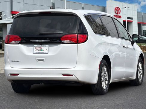 Used 2023 Chrysler Voyager LX image 4