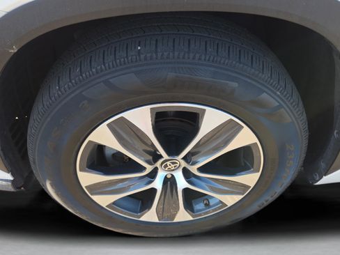 Used 2021 Toyota Highlander XLE image 11