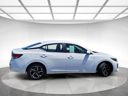 Used 2024 Nissan Sentra SV FWD image 2