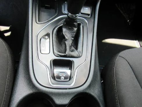 Used 2019 Jeep Cherokee Latitude w/ Popular Appearance Group FWD image 13