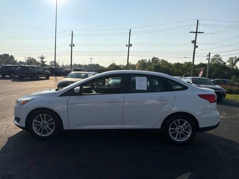 Used 2018 Ford Focus SE w/ Cold Weather Package FWD image 4