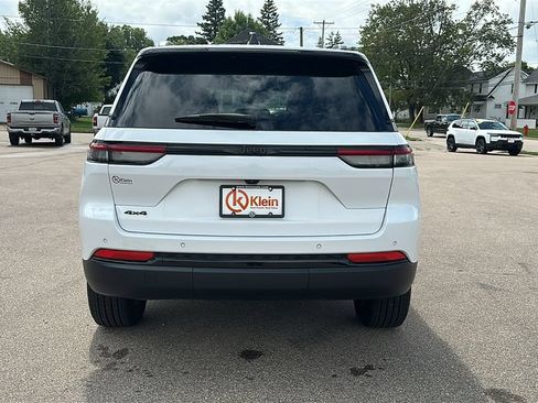 Used 2025 Jeep Grand Cherokee Altitude AWD/4WD image 7