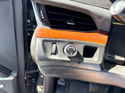 Used 2015 Cadillac Escalade Luxury image 29