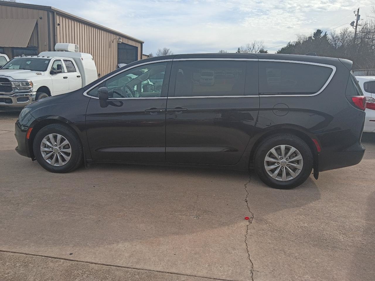 Used 2017 Chrysler Pacifica Touring w/ Tire & Wheel Group FWD image 8
