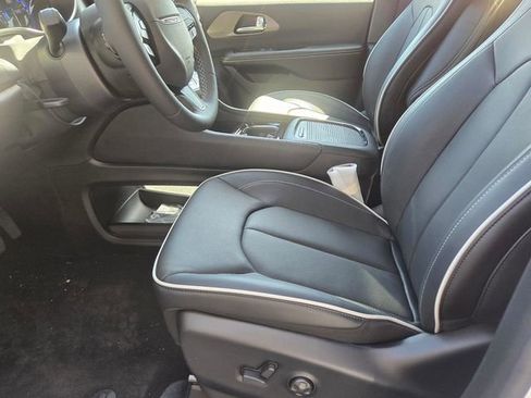 New 2027 Chrysler Pacifica Limited FWD image 9