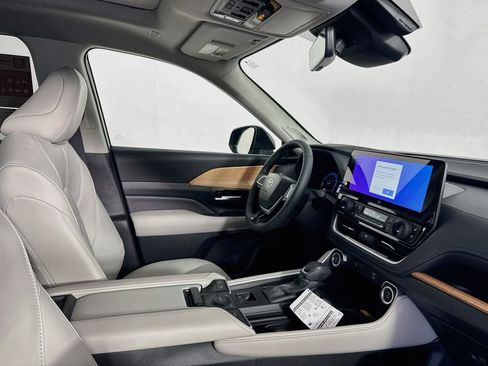 New 2026 Toyota Grand Highlander FWD image 32