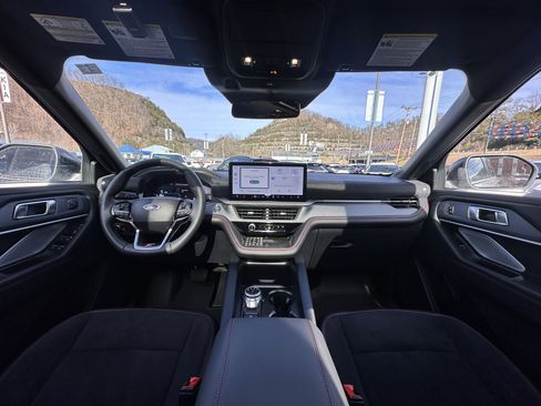 Used 2025 Ford Explorer ST image 6