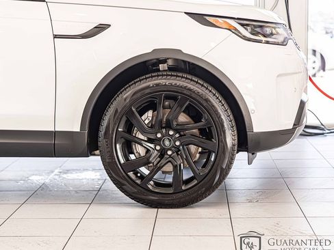 Used 2024 Land Rover Discovery S image 10