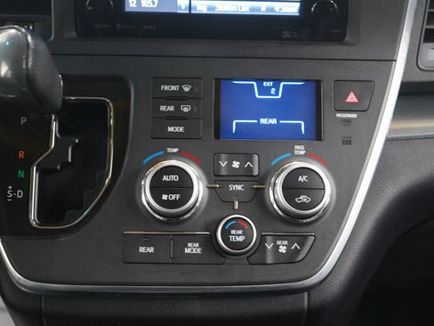 Used 2016 Toyota Sienna SE Premium image 17