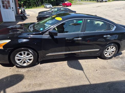 Used 2015 Nissan Altima 2.5 S w/ Sport Value Package FWD image 3