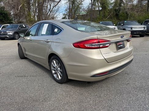 Used 2017 Ford Fusion SE w/ Fusion SE Technology Package image 2