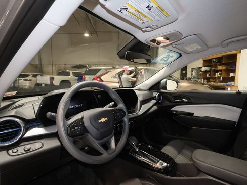 Certified 2025 Chevrolet Trax LT image 9