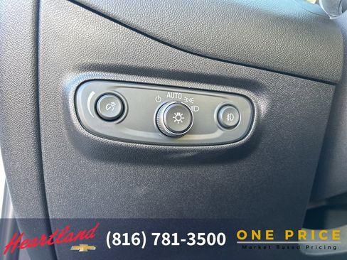 Used 2018 Chevrolet Equinox Premier image 25