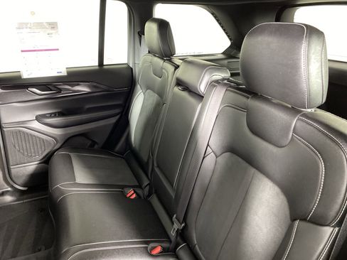 Used 2023 Jeep Grand Cherokee Altitude image 32