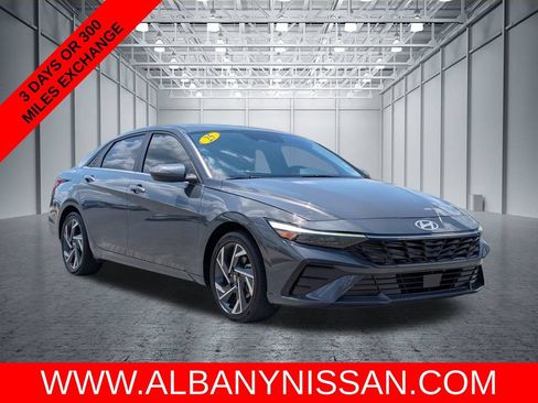 Used 2025 Hyundai Elantra SEL w/ Cargo Package FWD image 1