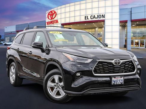Used 2023 Toyota Highlander LE image 1