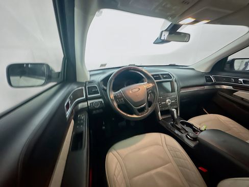 Used 2017 Ford Explorer Platinum image 18
