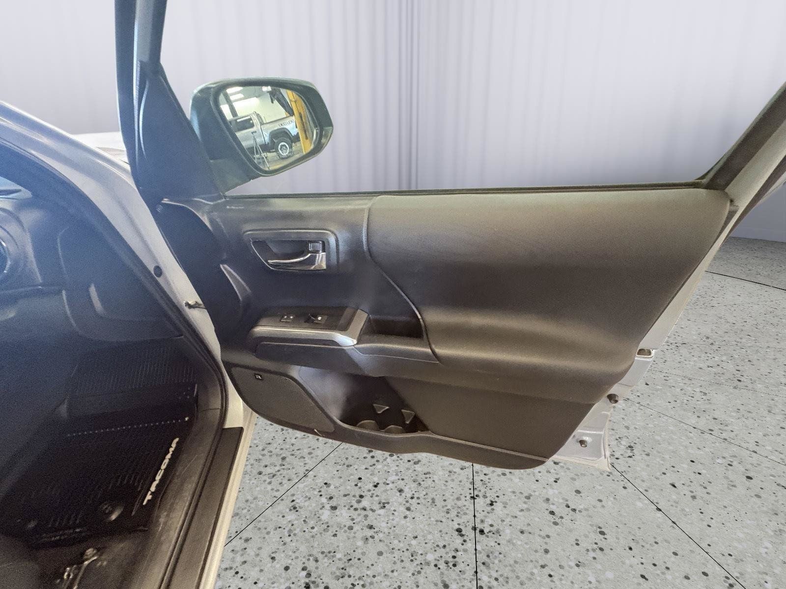 Used 2019 Toyota Tacoma TRD Off-Road AWD/4WD image 13