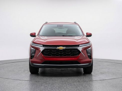 Used 2025 Chevrolet Trax LT image 2