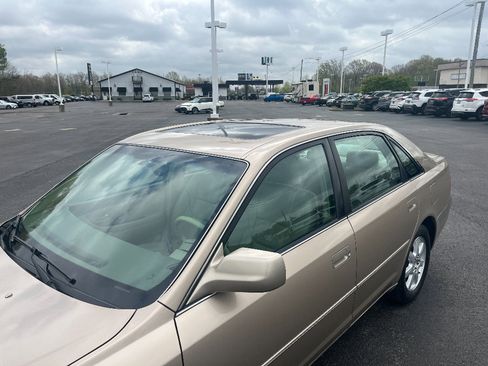 Used 2001 Toyota Avalon XLS image 12
