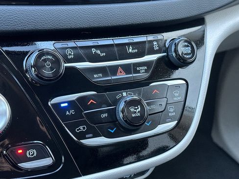 Used 2024 Chrysler Pacifica Touring-L image 17