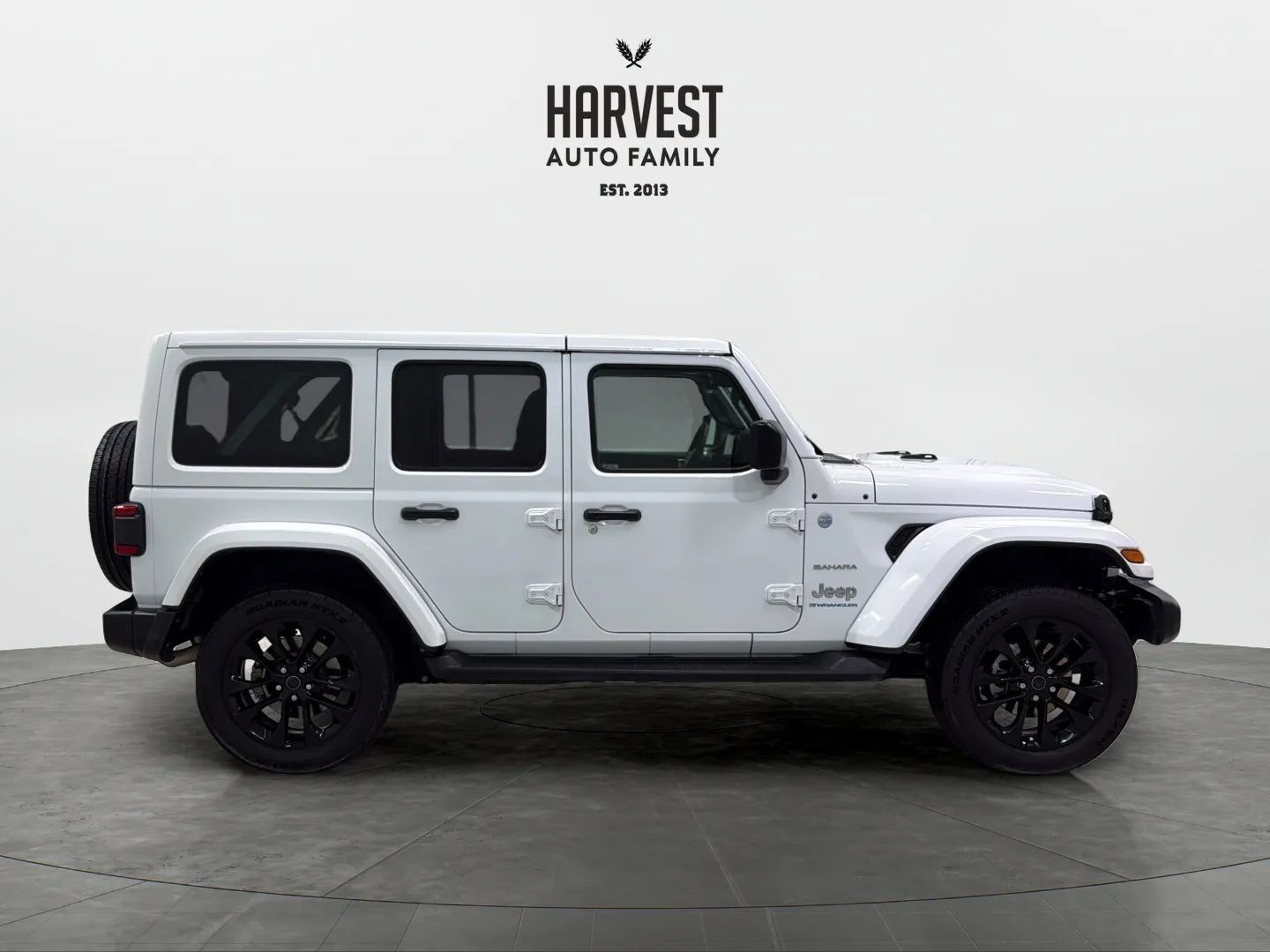 Used 2024 Jeep Wrangler Unlimited Sahara w/ Technology Group AWD/4WD image 8