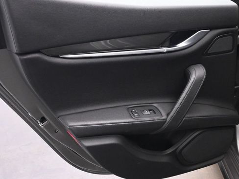 Used 2021 Maserati Ghibli S RWD image 13