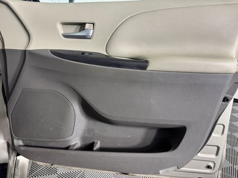 Used 2015 Toyota Sienna LE image 39