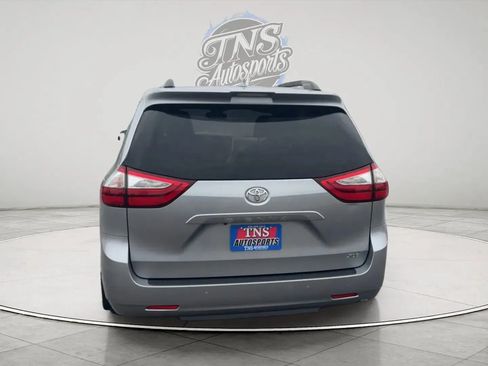 Used 2018 Toyota Sienna XLE image 4