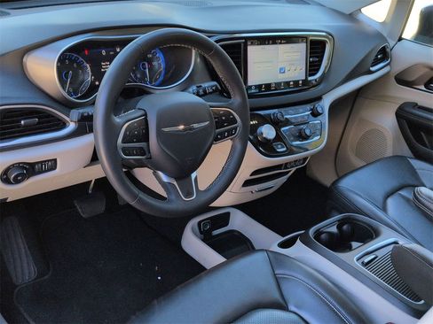 Used 2023 Chrysler Pacifica Touring-L image 9