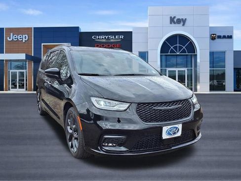 New 2026 Chrysler Pacifica Limited w/ S Appearance Package FWD image 3