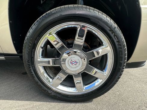 Used 2010 Cadillac Escalade Premium image 15