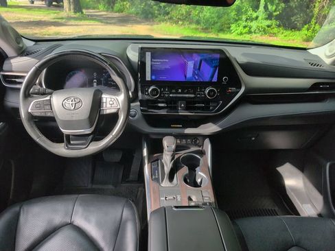 Used 2023 Toyota Highlander Limited FWD image 28