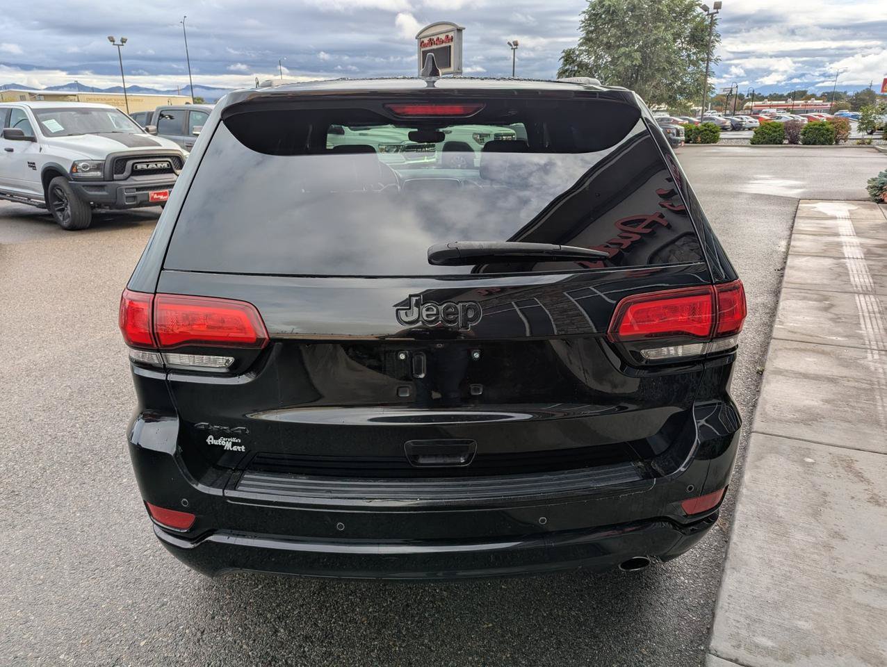 Used 2017 Jeep Grand Cherokee Altitude AWD/4WD image 5