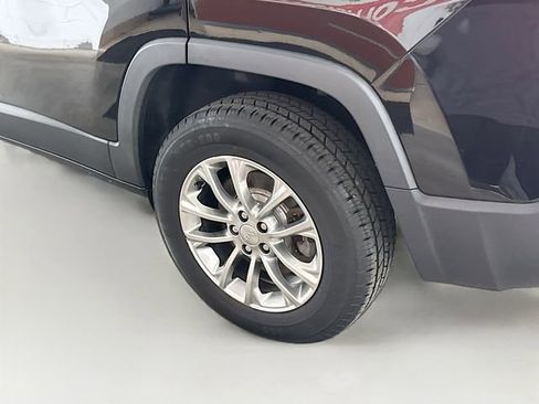 Used 2019 Jeep Cherokee Latitude Plus AWD/4WD image 29