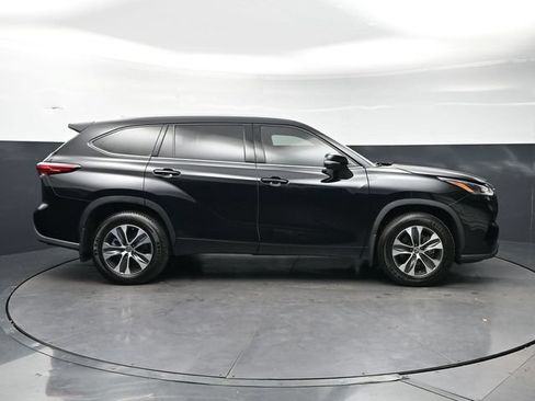 Used 2022 Toyota Highlander XLE AWD/4WD image 4
