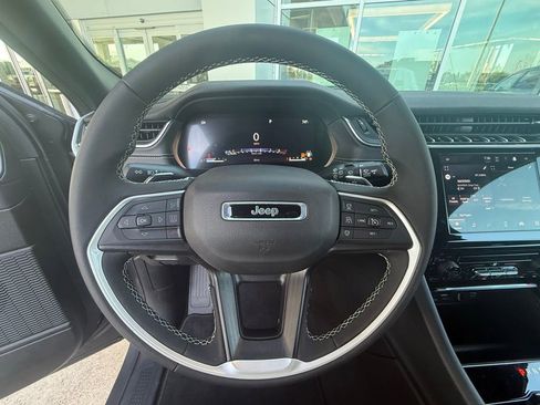 Certified 2025 Jeep Grand Cherokee Laredo X image 22