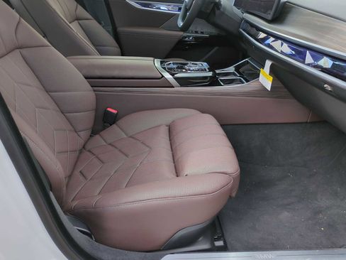 Used 2024 BMW i7 xDrive60 image 23