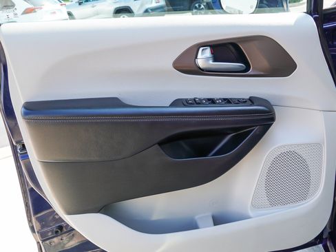 Used 2018 Chrysler Pacifica Touring-L FWD image 21