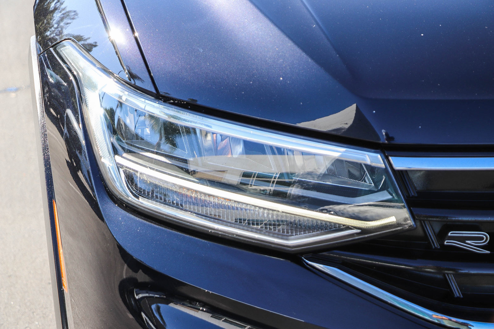 Used 2022 Volkswagen Tiguan SE R-Line FWD image 4