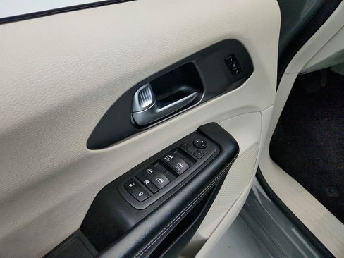 Used 2022 Chrysler Pacifica Touring-L FWD image 21