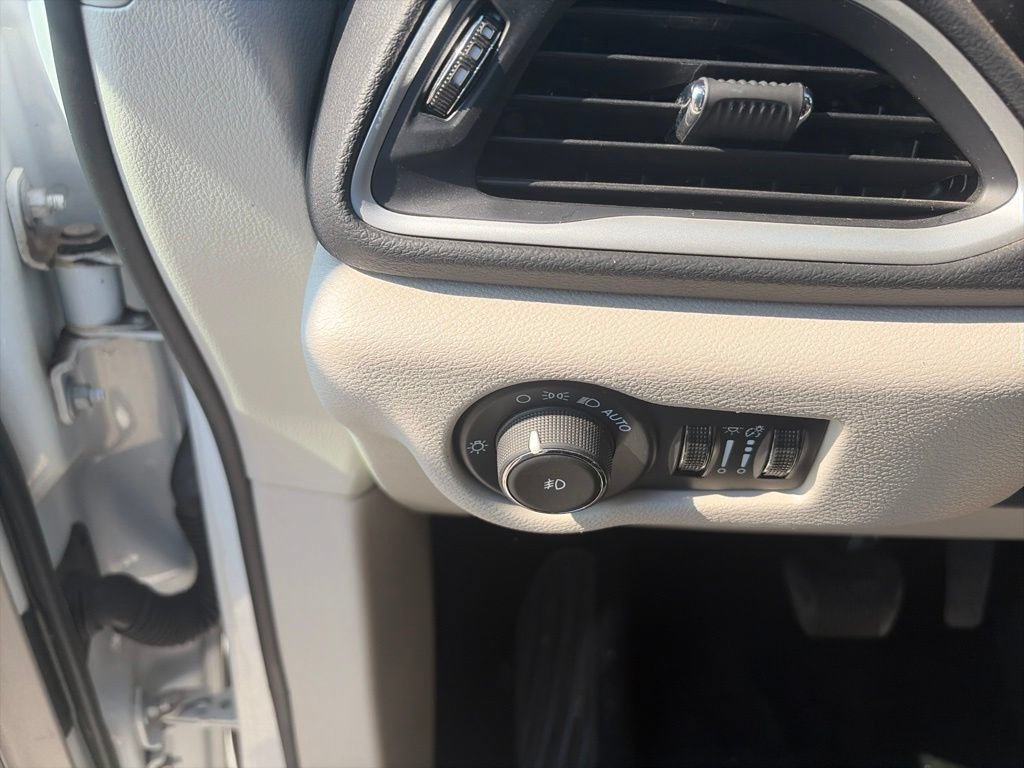 Used 2024 Chrysler Pacifica Touring-L FWD image 18