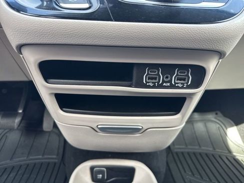 Used 2024 Chrysler Pacifica Touring-L FWD image 39