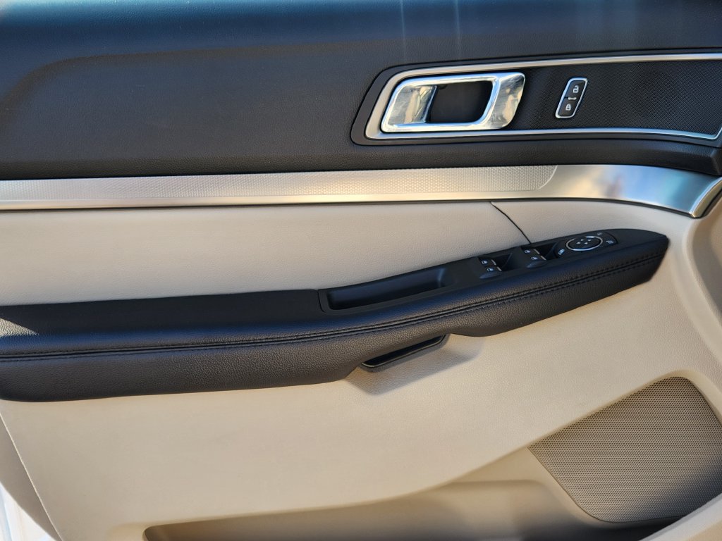 Used 2018 Ford Explorer XLT w/ Equipment Group 202A FWD image 18