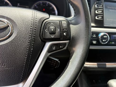 Used 2019 Toyota Highlander XLE FWD image 17