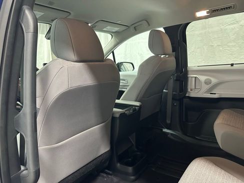 Used 2025 Toyota Sienna LE image 48
