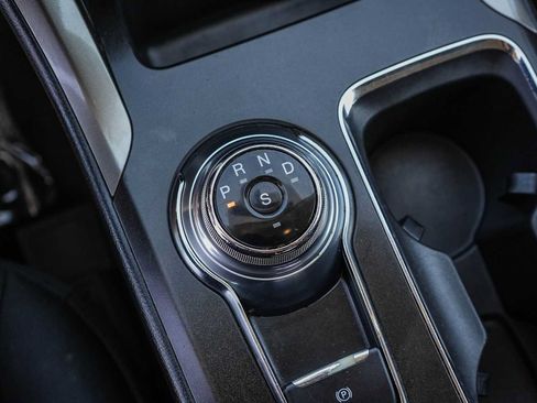 Used 2018 Ford Fusion SE w/ Fusion SE Technology Package FWD image 19