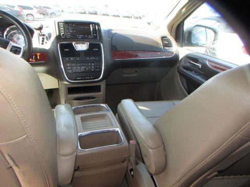 Used 2015 Chrysler Town & Country Touring image 18