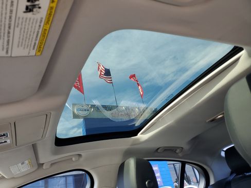 Used 2019 Jaguar XE Premium image 16